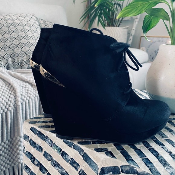 Black and gold suede boots - Picture 4 of 7